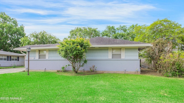 1119 Mary Lee St, Franklin, LA 70538 - view of front facade with a front yard, fence, a shingled roof, and brick siding
