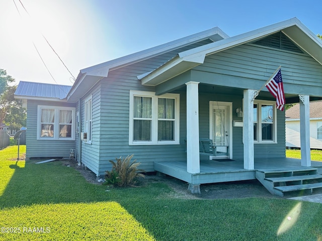 view of front of property featuring a porch and a front lawn