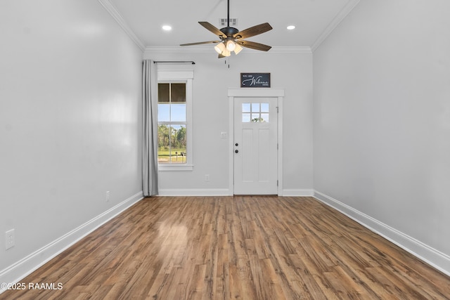 foyer entrance featuring a ceiling fan, baseboards, ornamental molding, and visible vents