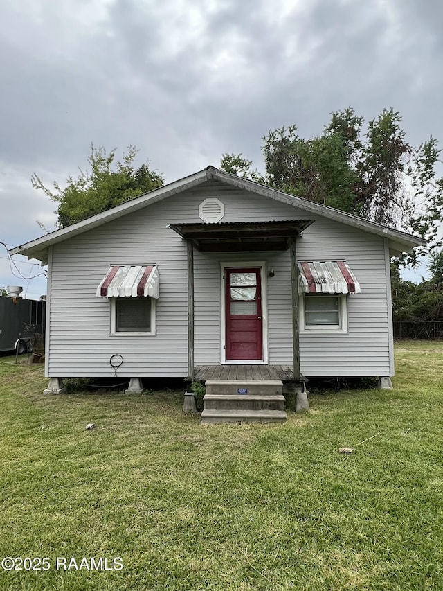 1009/1011 Providence St, New Iberia, LA 70560 - bungalow-style home with a front lawn