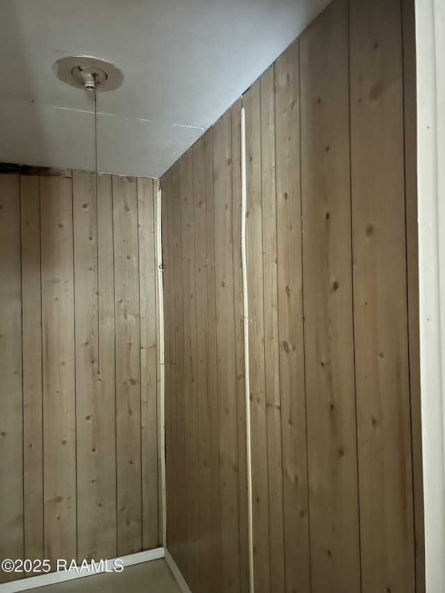 1009/1011 Providence St, New Iberia, LA 70560 - details featuring wood walls
