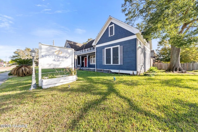 view of front facade with fence and a front yard