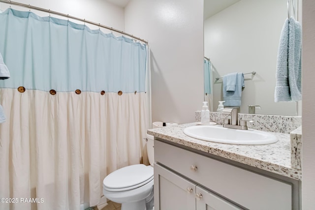 full bath with toilet, a shower with curtain, and vanity