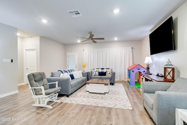living area featuring light wood finished floors, baseboards, visible vents, recessed lighting, and a ceiling fan