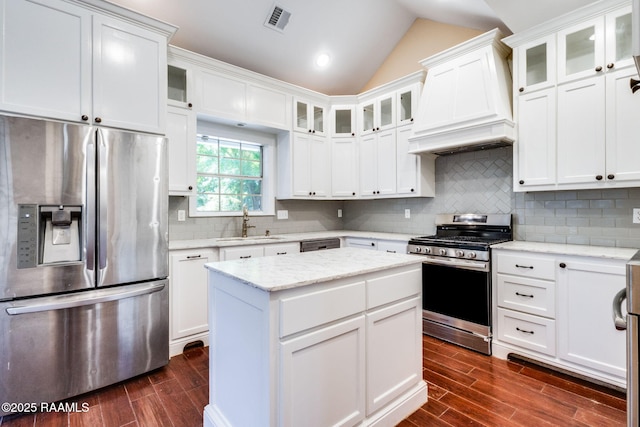 kitchen with visible vents, a sink, appliances with stainless steel finishes, dark wood-style flooring, and custom range hood