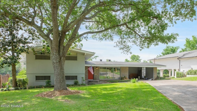 221 Beverly Dr, Lafayette, LA 70503 - tri-level home featuring driveway and a front yard