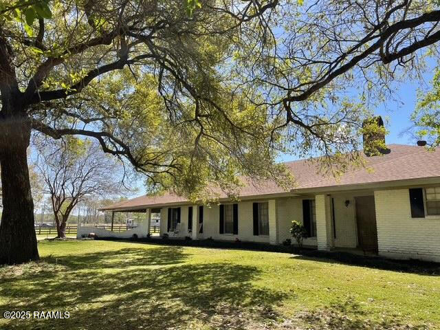 ranch-style house featuring a front yard