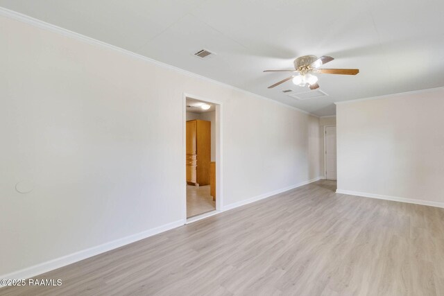 unfurnished room featuring light wood-type flooring, a ceiling fan, visible vents, and crown molding