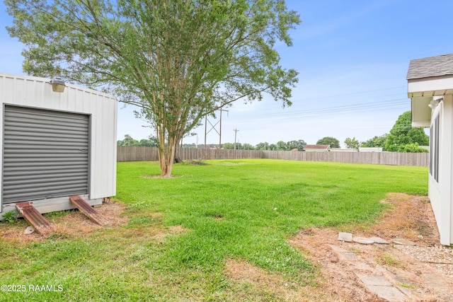 view of yard featuring an outdoor structure