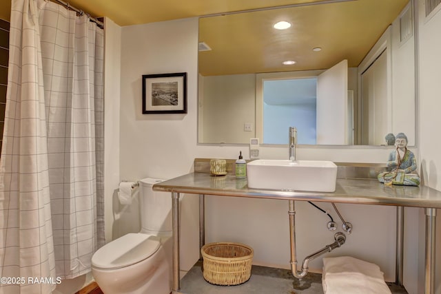 403 S Buchanan St Unit 8, Lafayette, LA 70501 - full bathroom with a sink, recessed lighting, toilet, and a shower with curtain