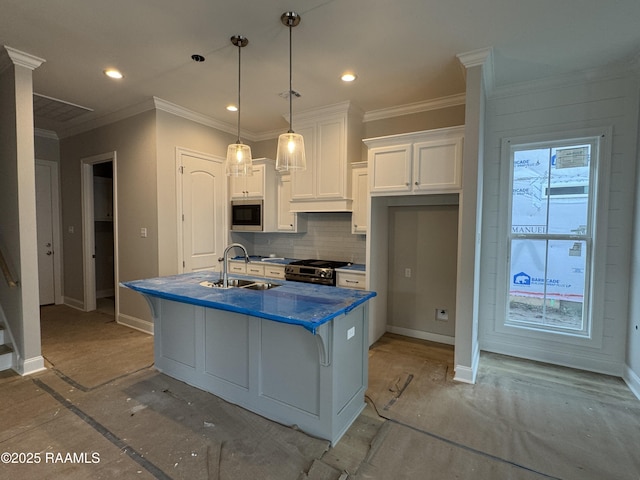 kitchen with white cabinetry, a sink, stainless steel appliances, a kitchen island with sink, and backsplash