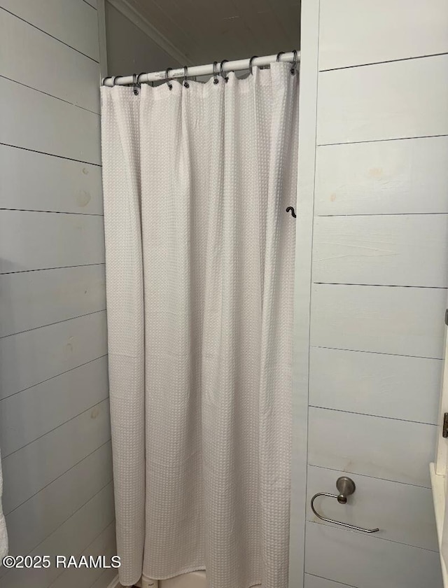 full bath featuring curtained shower