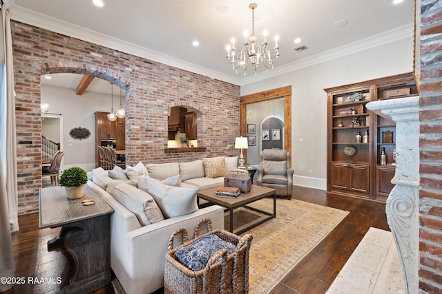 living room featuring arched walkways, a chandelier, dark wood-style floors, baseboards, and recessed lighting