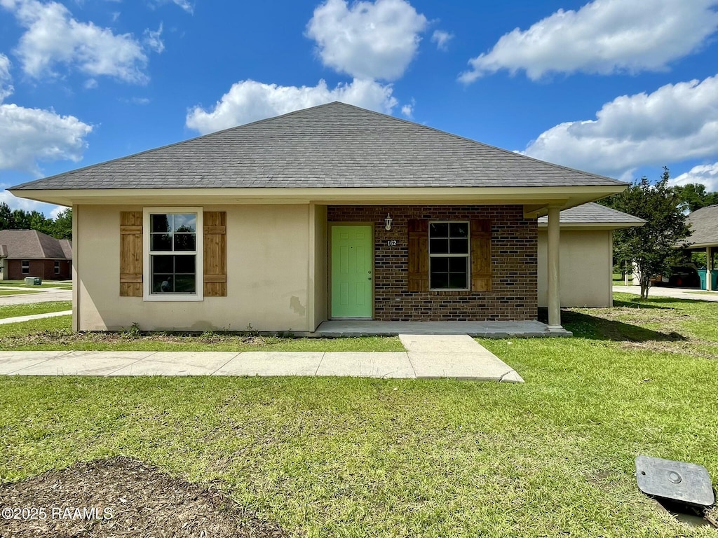 162 Willard Ln, Opelousas, LA 70570 - view of front of house with a front yard and roof with shingles