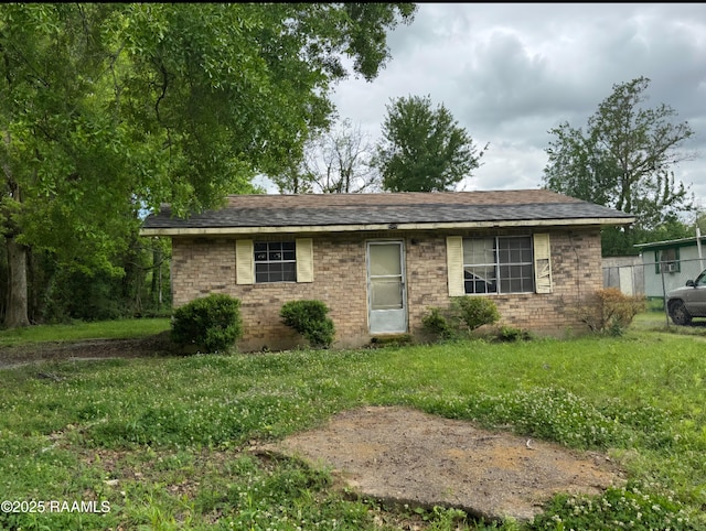 view of front of house featuring brick siding and a front yard