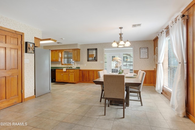 111 W Oaklawn Dr, Franklin, LA 70538 - dining room with visible vents, a wainscoted wall, a notable chandelier, and wallpapered walls
