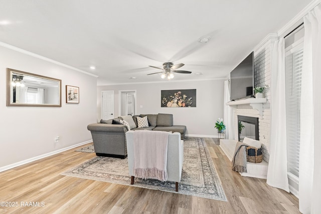 living area featuring recessed lighting, ceiling fan, crown molding, baseboards, and wood finished floors