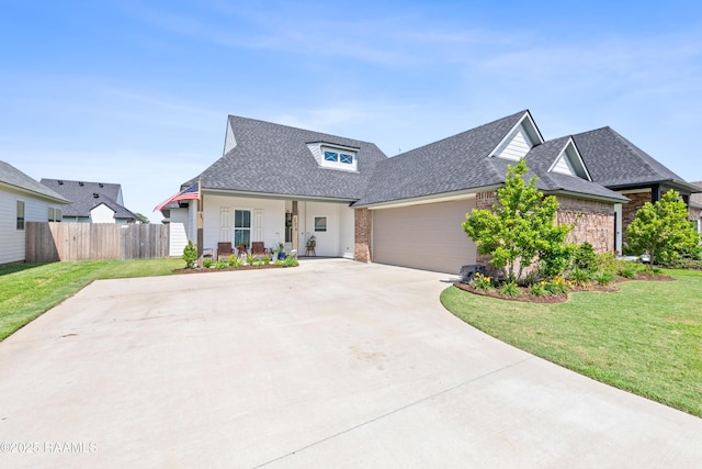 view of front of house featuring fence, a shingled roof, an attached garage, a front yard, and driveway