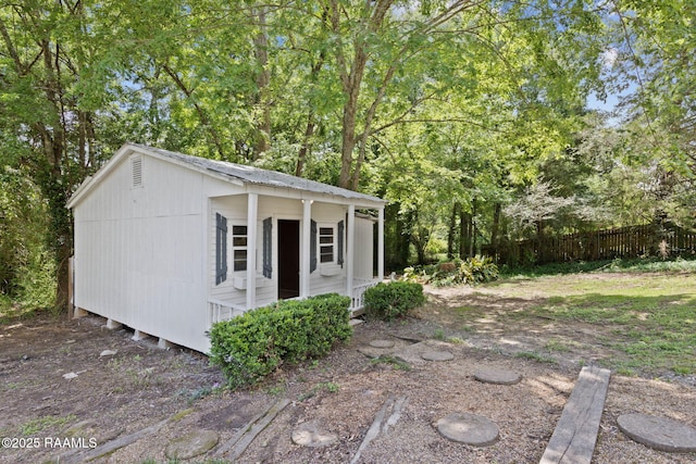 204 Tillou Andrus Dr, Opelousas, LA 70570 - view of outdoor structure featuring fence and an outdoor structure