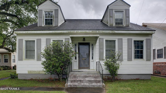 627 Weeks St, New Iberia, LA 70560 - cape cod house featuring a shingled roof and a front lawn
