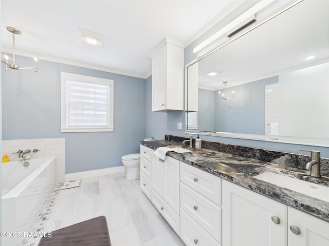full bathroom featuring a garden tub, a sink, baseboards, an inviting chandelier, and ornamental molding
