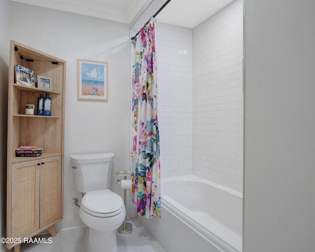 1022 Roselawn Dr, Lafayette, LA 70503 - full bathroom with crown molding, toilet, and shower / tub combo with curtain