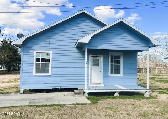 view of front of home with a front lawn