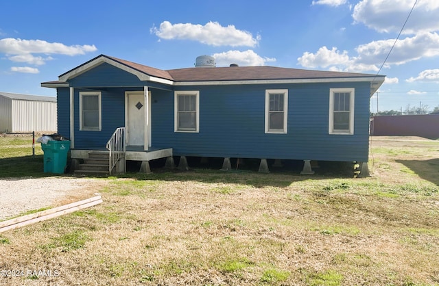 manufactured / mobile home featuring a front lawn