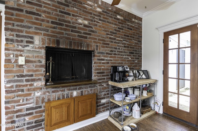 211 Ursuline St, Lafayette, LA 70506 - detailed view of crown molding and wood finished floors