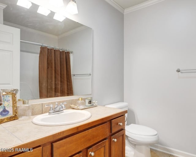 full bathroom with crown molding, vanity, toilet, baseboards, and a shower with curtain