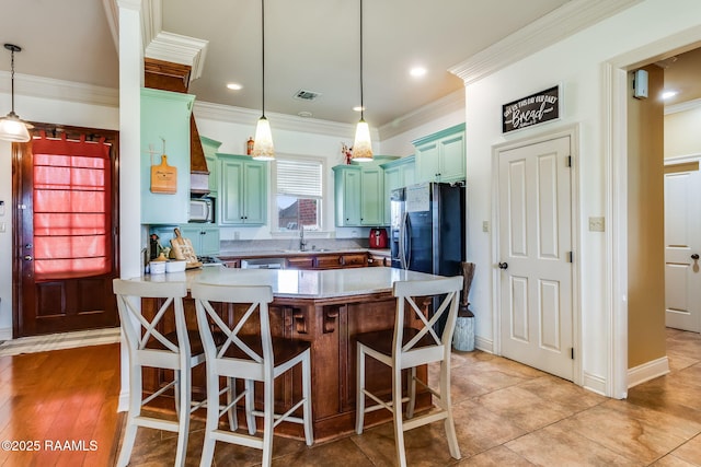 110 Beringer Dr, Duson, LA 70529 - kitchen featuring visible vents, crown molding, a sink, light countertops, and a peninsula