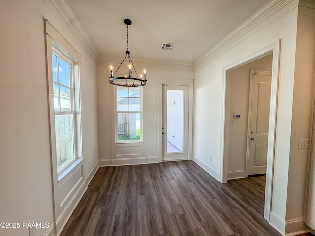 entryway featuring crown molding, a notable chandelier, dark wood finished floors, baseboards, and visible vents