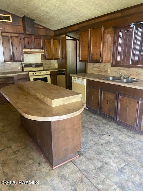 213 S Charles Campbell St, Abbeville, LA 70510