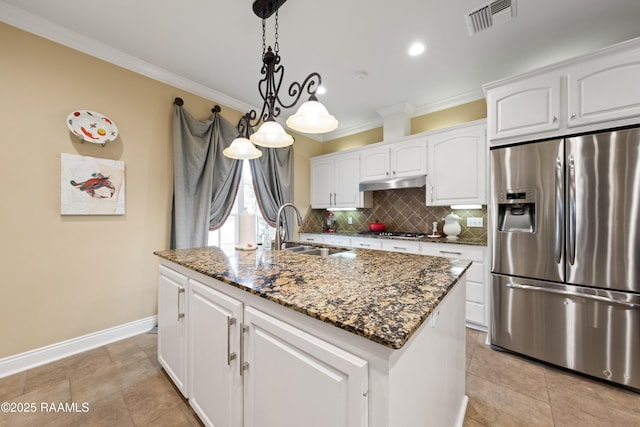 kitchen with visible vents, ornamental molding, a sink, backsplash, and stainless steel appliances