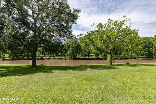 view of yard featuring a water view