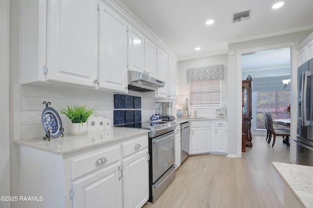 502 River Woods Dr, Lafayette, LA 70508 - kitchen with stainless steel appliances, under cabinet range hood, crown molding, a sink, and light wood-type flooring