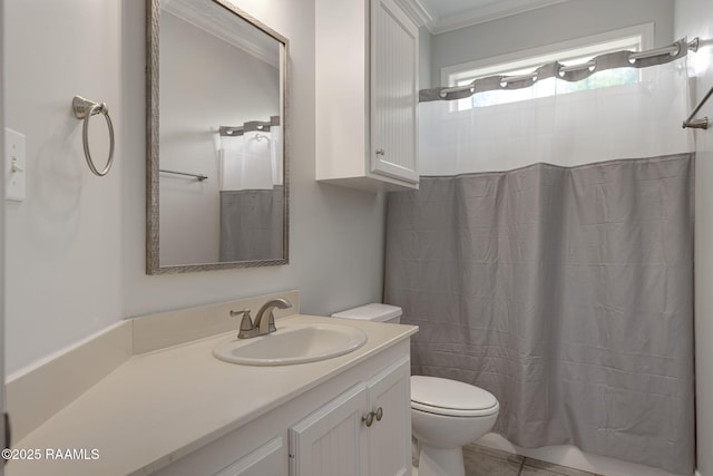 full bathroom featuring crown molding, toilet, a shower with curtain, and vanity