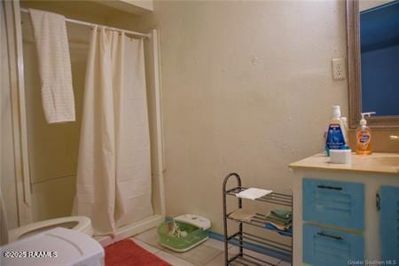 bathroom featuring toilet and a shower with shower curtain