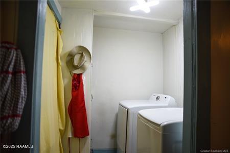 laundry area with laundry area and washer and clothes dryer