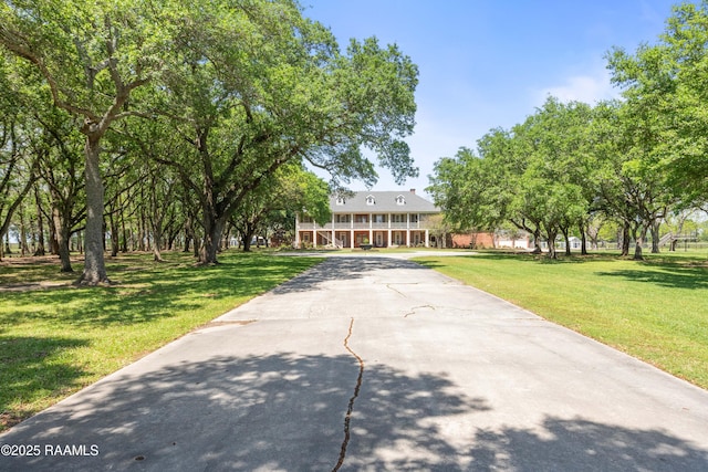 view of front of property featuring a front yard and driveway