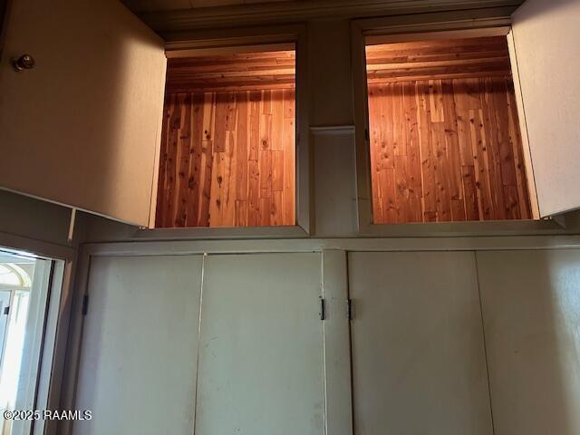 505 Fairview Ave, Abbeville, LA 70510 - detailed view of wooden walls