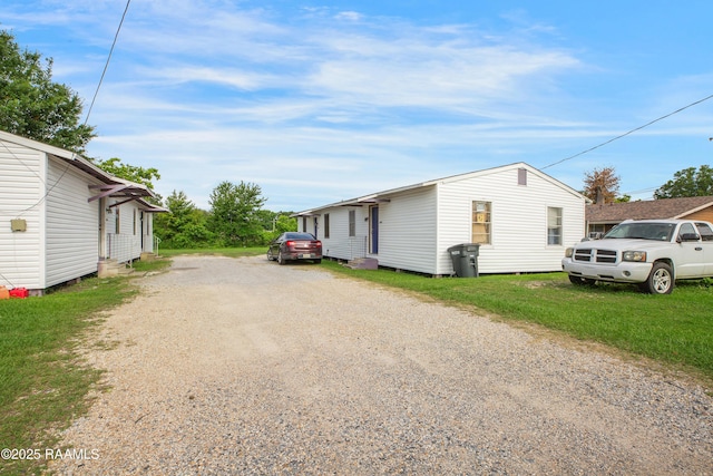 1405 Pelican St, New Iberia, LA 70560 - view of side of property with driveway