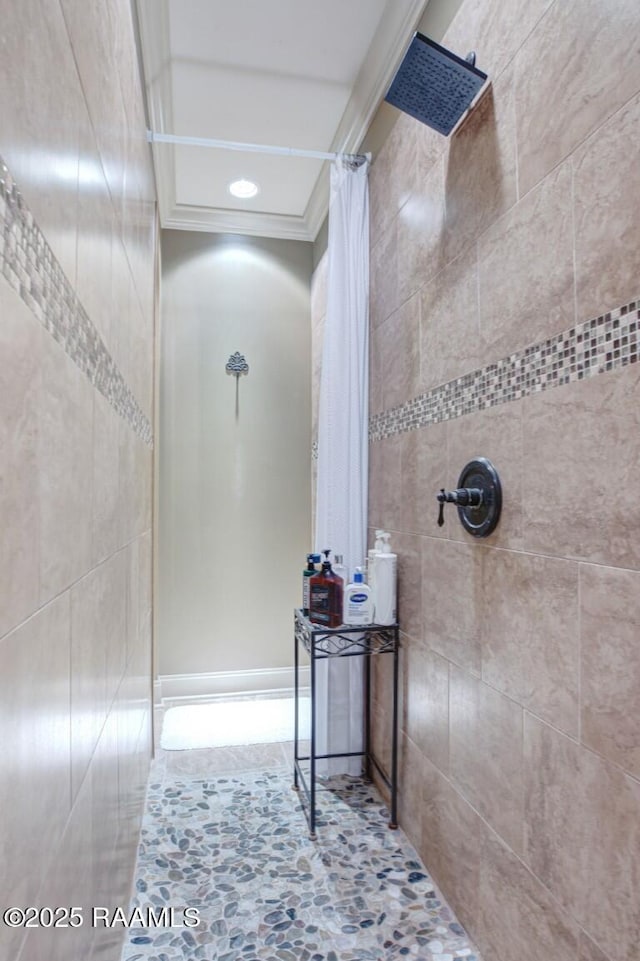 full bathroom featuring tiled shower
