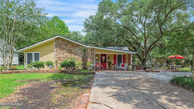 ranch-style house featuring covered porch