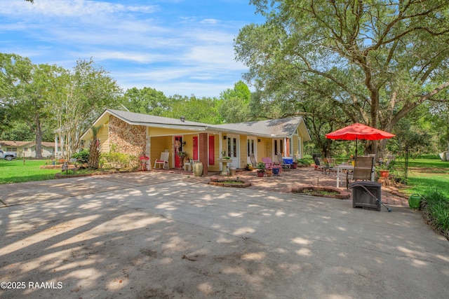 view of front of property featuring covered porch and concrete driveway