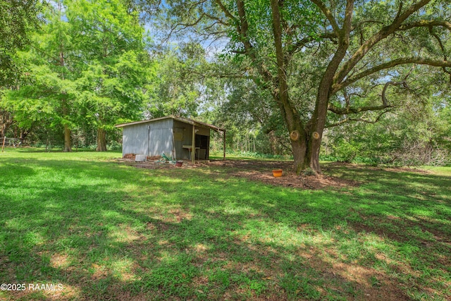 view of yard with an outbuilding