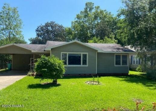 view of front of home with a front lawn, crawl space, driveway, and a carport