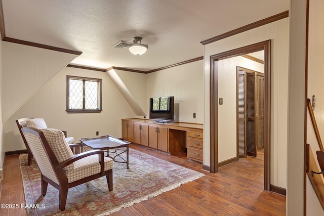 207 Beverly Dr, Lafayette, LA 70503 - living area featuring crown molding, wood finished floors, a textured ceiling, baseboards, and a ceiling fan