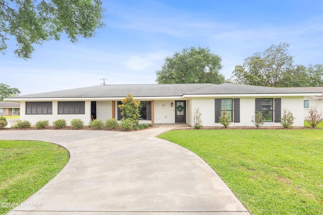 436 Brentwood Blvd, Lafayette, LA 70503 - single story home featuring brick siding, curved driveway, and a front yard