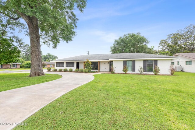 436 Brentwood Blvd, Lafayette, LA 70503 - ranch-style home with curved driveway and a front yard
